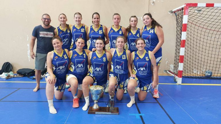 Des filles en difficulté en ligue